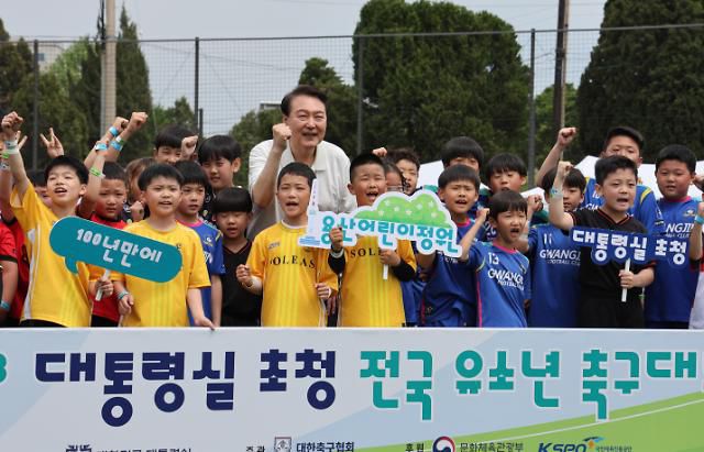 어린이 축구 선수들 격려하는 윤석열 대통령     (서울=연합뉴스) 진성철 기자 = 윤석열 대통령이 휴일인 14일 서울 용산 어린이정원 내 축구장에서 대통령실 초청 전국 유소년 축구대회에 참가한 어린이 선수들과 기념 촬영을 하고 있다.  2023.5.14     zjin@yna.co.kr/2023-05-14 12:49:19/ <저작권자 ⓒ 1980-2023 ㈜연합뉴스. 무단 전재 재배포 금지.>