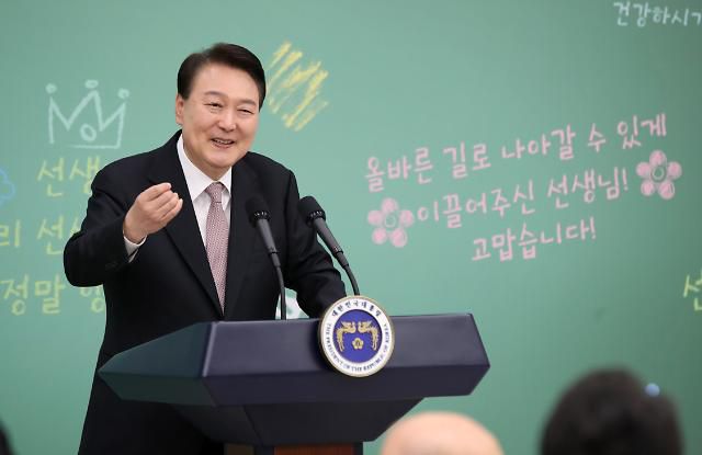 스승의 날 맞이 오찬간담회에서 발언하는 윤석열 대통령     (서울=연합뉴스) 진성철 기자 = 윤석열 대통령이 15일 서울 용산 대통령실 청사에서 열린 제42회 스승의 날 기념 현장교원 초청 오찬 간담회에서 모두발언을 하고 있다. 2023.5.15 [대통령실통신사진기자단]     zjin@yna.co.kr/2023-05-15 13:15:58/ <저작권자 ⓒ 1980-2023 ㈜연합뉴스. 무단 전재 재배포 금지.>