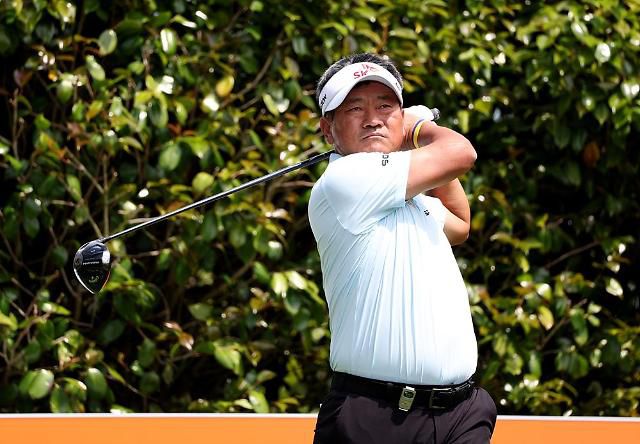 3번 홀 티잉 구역에서 티샷 중인 최경주.