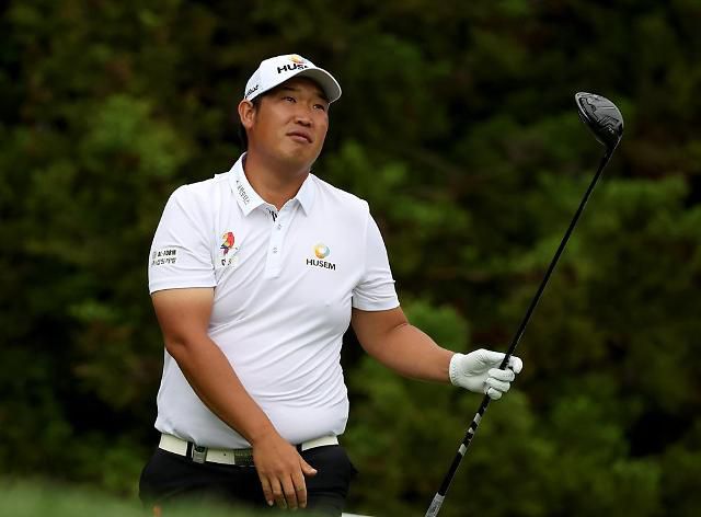 7번 홀 티샷 후 타구 방향을 바라보는 백석현.