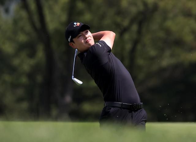 스윙 중인 이재경.