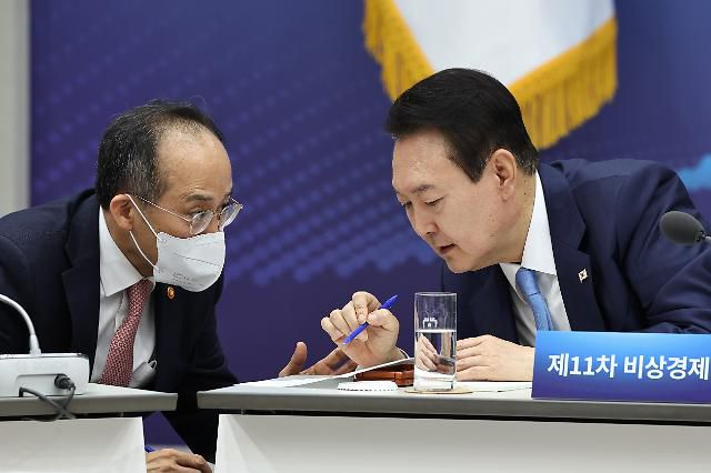 윤석열 정부 출범 1주년 기념 사진집 출간     (서울=연합뉴스) 임헌정 기자 = 대통령실은 윤석열 정부 출범 1주년을 기념해 '국민과 함께 시작한 여정'이라는 제목의 사진집을 출간했다고 27일 밝혔다.     이번 사진집은 정치·경제·외교·안보·민생 등 국정 전반에 걸쳐 달려온 윤석열 정부의 첫해를 115장의 사진에 담았으며, 특히 지난 1년간 대통령의 중요 행보 중 언론에 공개되지 않은 사진들 위주로 선을 보였다.     사진은 2022년 10월 27일 제11차 비상경제민생회의에서 추경호 경제부총리 겸 기획재정부 장관과 대화하는 윤 대통령. 2023.5.27 [대통령실 제공. 재판매 및 DB 금지]     kane@yna.co.kr/2023-05-27 16:06:10/ <저작권자 ⓒ 1980-2023 ㈜연합뉴스. 무단 전재 재배포 금지.>