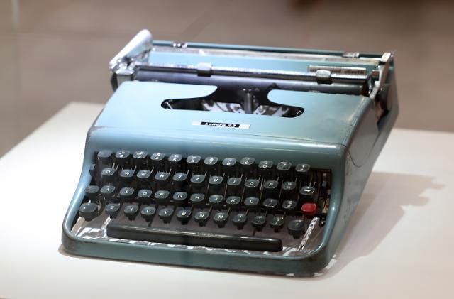 문체부, 청와대 개방 1주년 특별전시 개최     (서울=연합뉴스) 문화체육관광부가 청와대 개방 1주년을 맞아 본관의 세종실과 인왕실, 춘추관에서 대통령 역사 전시 '우리 대통령들의 이야기-여기 대통령들이 있었다'를 개최한다고 1일 밝혔다. 사진은 특별전시에 전시될 이승만 대통령의 영문타자기. 2023.6.1 [문화체육관광부 제공. 재판매 및 DB 금지]     photo@yna.co.kr/2023-06-01 13:25:48/ <저작권자 ⓒ 1980-2023 ㈜연합뉴스. 무단 전재 재배포 금지.>