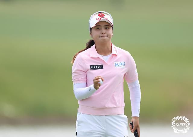 퍼트 성공 후 주먹을 쥐는 최혜진.