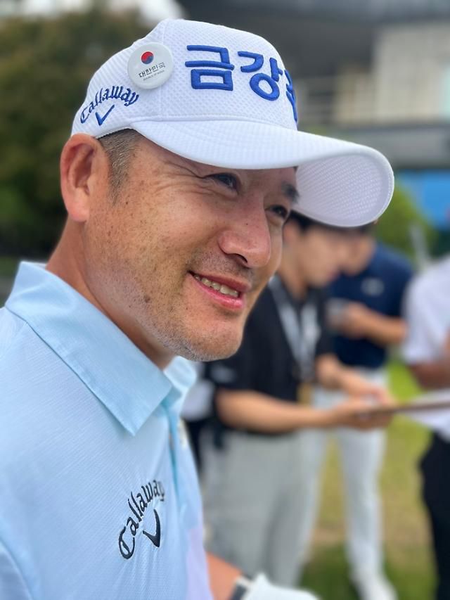 모자에 태극기를 단 최호성.