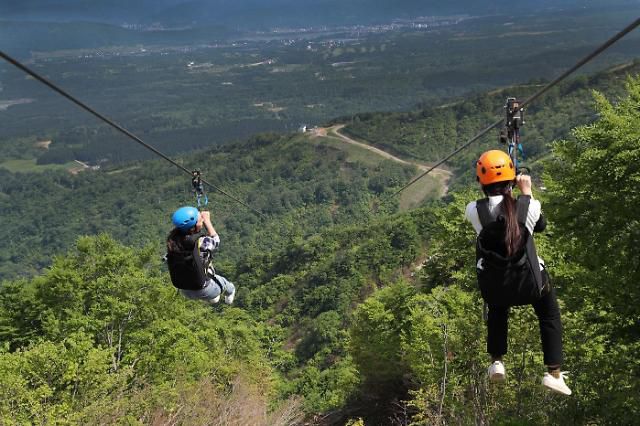 롯데아라이리조트는 해발 910m 지점에서 710m 지점까지 3분간 빠른 속도로 하강하는 짚투어 프로그램을 운영한다. [사진=롯데호텔]