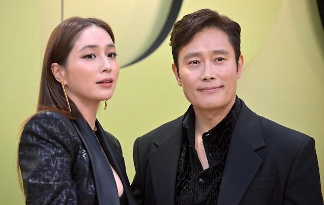 배우 이병헌(오른쪽)과 이민정이 2023년 3월 9일(현지시간) 미국 캘리포니아주 로스앤젤레스에서 열린 베르사체 2023 가을·겨울 컬렉션 패션쇼에 참석했다. [사진=연합뉴스]