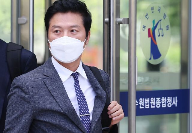 김태우 전 강서구청장이 지난해 8월 경기도 수원시 영통구 수원지방법원에서 열린 2심 선고공판을 마치고 청사에서 나오고 있다. [사진=연합뉴스]