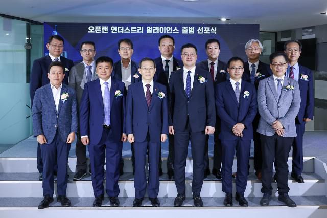 [사진=이종호 과학기술정보통신부 장관이 16일 오후 경기도 성남시 수정구 판교제2테크노밸리 기업지원허브에서 열린 '오픈랜 인더스트리 얼라이언스 출범선포식' 에서 참석자들과 기념촬영을  하고 있다.  이날 열린 출범선포식에 SK텔레콤, KT, LG유플러스, 삼성전자, LG전자 등 오픈랜 관련 기업들과 산학연 전문가들이 참여했다. ]