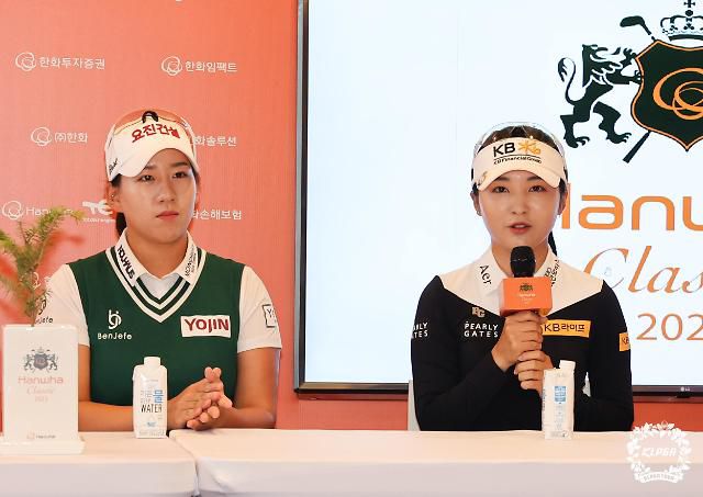 이예원(오른쪽)이 23일 강원 춘천시 제이드 팰리스 골프클럽에서 진행된 기자회견에서 발언하고 있다. [사진=한화 클래식 대회 조직위]