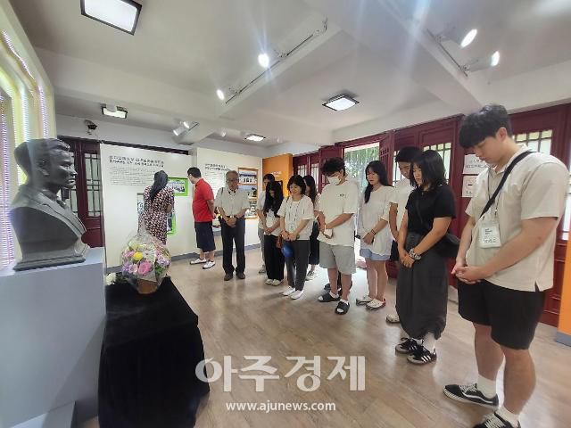 25일 상하이 루쉰공원내 윤봉길 의사 기념관을 찾은 탐방단이 윤봉길 의사 흉상 앞에 헌화 후 묵념을 하고 있다.  [사진=배인선 기자]