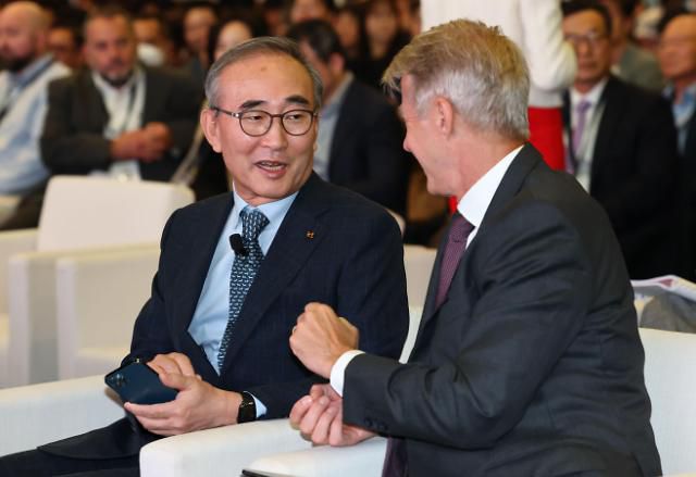 김영섭 KT 대표이사(왼쪽)와 마츠 그란리드 GSMA 사무총장이 7일 서울 중구 웨스틴조선호텔에서 열린 세계이동통신사업자연합회(GSMA) '모바일360 아시아태평양'(M360 APAC) 콘퍼런스에서 대화하고 있다. 2023.9.7 [사진=연합뉴스]