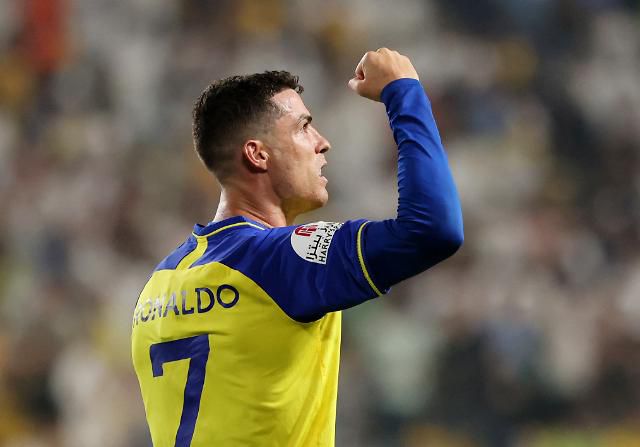 역전골 터트리고 기뻐하는 호날두     (리야드 로이터=연합뉴스) 크리스티아누 호날두(38·알나스르)가 23일(현지시간) 사우디아라비아 리야드의 KSU 스타디움에서 열린 2022-2023 사우디 프로페셔널리그 28라운드 알샤바브와의 경기에서 역전골을 터트린 뒤 기뻐하고 있다. 알나스르는 이날 알샤바브를 상대로 3-2 승리를 거뒀다. 2023.05.24     clynnkim@yna.co.kr/2023-05-24 11:36:41/ <저작권자 ⓒ 1980-2023 ㈜연합뉴스. 무단 전재 재배포 금지.>[<저작권자 ⓒ 1980-2023 ㈜연합뉴스. 무단 전재 재배포 금지.>]