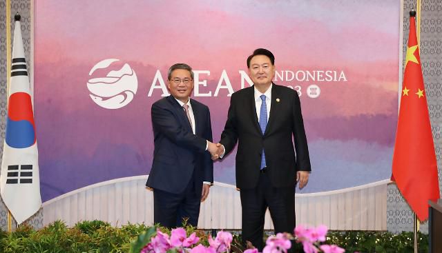 윤석열 대통령, 리창 총리와 한·중 회담     (자카르타=연합뉴스) 진성철 기자 = 윤석열 대통령이 7일(현지시간) 인도네시아 자카르타 컨벤션 센터(JCC)에서 열린 한·중국 회담에서 리창 중국 총리와 악수하고 있다. 2023.9.7     zjin@yna.co.kr/2023-09-07 17:36:53/ <저작권자 ⓒ 1980-2023 ㈜연합뉴스. 무단 전재 재배포 금지.>[<저작권자 ⓒ 1980-2023 ㈜연합뉴스. 무단 전재 재배포 금지.>]