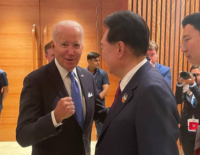 윤석열 대통령, 바이든 미국 대통령과 대화     (뉴델리=연합뉴스) 진성철 기자 = 주요 20개국(G20) 정상회의에 참석한 윤석열 대통령과 바이든 미국 대통령이 9일(현지시간) 인도 뉴델리 바라트 만다팜 국제컨벤션센터의 양자회담장 로비에서 만나 대화하고 있다. 2023.9.9 [대통령실 제공. 재판매 및 DB 금지]     zjin@yna.co.kr/2023-09-09 22:03:46/ <저작권자 ⓒ 1980-2023 ㈜연합뉴스. 무단 전재 재배포 금지.>[<저작권자 ⓒ 1980-2023 ㈜연합뉴스. 무단 전재 재배포 금지.>]