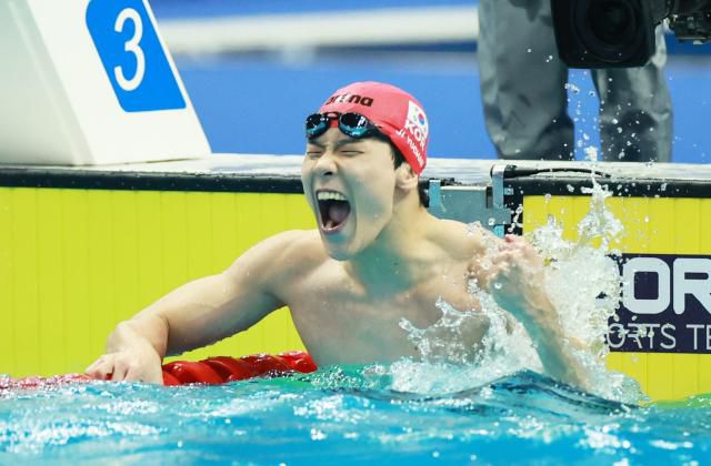 지유찬이 25일 중국 항저우 올림픽 스포츠센터 수영장에서 열린 2022 항저우 아시안게임 수영 이틀째, 남자 자유영 50ｍ 결승에서 1위로 결승점을 찍으며 금메달을 확정한 뒤 기뻐하고 있다. 2023.9.25 [사진=연합뉴스]