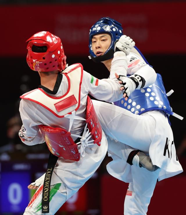 장준이 25일 중국 저장성 항저우의 린안 스포츠문화전시센터에서 열린 항저우 아시안게임 태권도 겨루기 남자 58㎏급 결승전에서 이란 마흐디 하지모사에이나포티에게 공격을 하고 있다. 2023.9.25 [사진=연합뉴스]