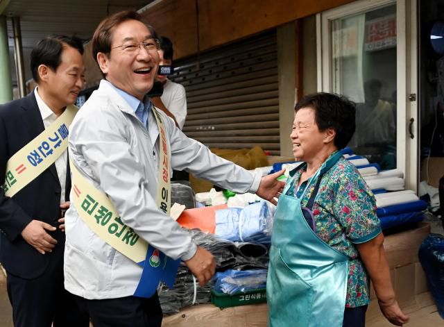 유정복 인천광역시장이 27일 동구 현대시장을 찾아 화재복구 현장을 점검하고 상인들을 격려하고 있다. [사진=인천시]