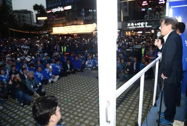 이재명 대표, 진교훈 후보 지원 유세     (서울=연합뉴스) 한상균 기자 = 더불어민주당 이재명 대표가 9일 서울 강서구 발산역 인근에서 강서구청장 보궐선거 진교훈 후보 지원 유세를 하고 있다. 2023.10.9 [공동취재]     xyz@yna.co.kr/2023-10-09 19:42:17/Media Only <저작권자 ⓒ 1980-2023 ㈜연합뉴스. 무단 전재 재배포 금지.>[<저작권자 ⓒ 1980-2023 ㈜연합뉴스. 무단 전재 재배포 금지.>]