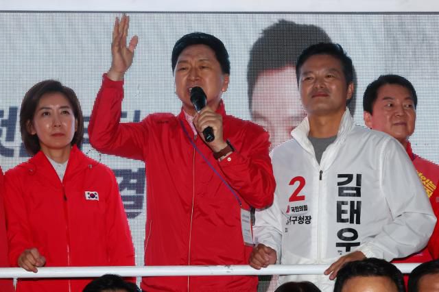 김태우 후보 지지 호소하는 김기현 대표     (서울=연합뉴스) 서대연 기자 = 국민의힘 김기현 당 대표가 강서구청장 보궐선거를 하루 앞둔 10일 오후 서울 강서구 발산역 앞 광장에서 열린 김태우 후보 파이널 유세에서 지지를 호소하고 있다. 2023.10.10     dwise@yna.co.kr/2023-10-10 18:24:56/ <저작권자 ⓒ 1980-2023 ㈜연합뉴스. 무단 전재 재배포 금지.>[<저작권자 ⓒ 1980-2023 ㈜연합뉴스. 무단 전재 재배포 금지.>]