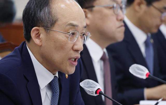 추경호 경제부총리 겸 기획재정부 장관이 지난 26일 국회에서 열린 기획재정위원회 국정감사에서 의원 질의에 답변하고 있다. [사진=연합뉴스]