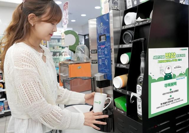 한 모델이 세븐일레븐의 '그린아메리카노' 구독 서비스를 이용하고 있다. [사진=세븐일레븐]