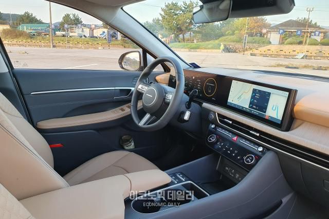 현대차 '쏘나타 디 엣지' 동승석에서 운전석을 바라본 모습[사진=성상영 기자]