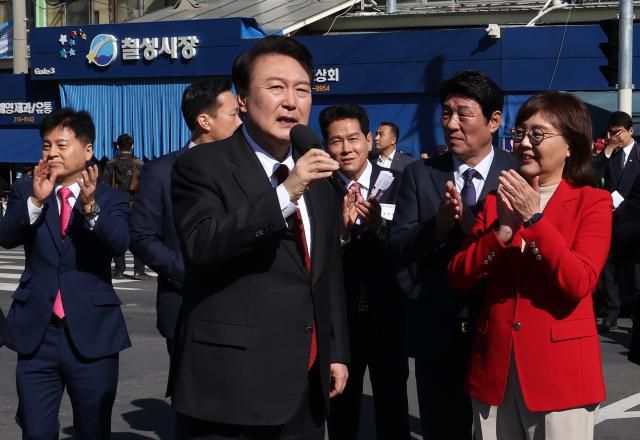 대구 칠성시장 찾은 윤석열 대통령     (대구=연합뉴스) 임헌정 기자 = 윤석열 대통령이 7일 대구 북구 칠성종합시장을 방문, 시민과 상인들에게 발언하고 있다. 2023.11.7     kane@yna.co.kr/2023-11-07 15:03:32/ <저작권자 ⓒ 1980-2023 ㈜연합뉴스. 무단 전재 재배포 금지.>[<저작권자 ⓒ 1980-2023 ㈜연합뉴스. 무단 전재 재배포 금지.>]