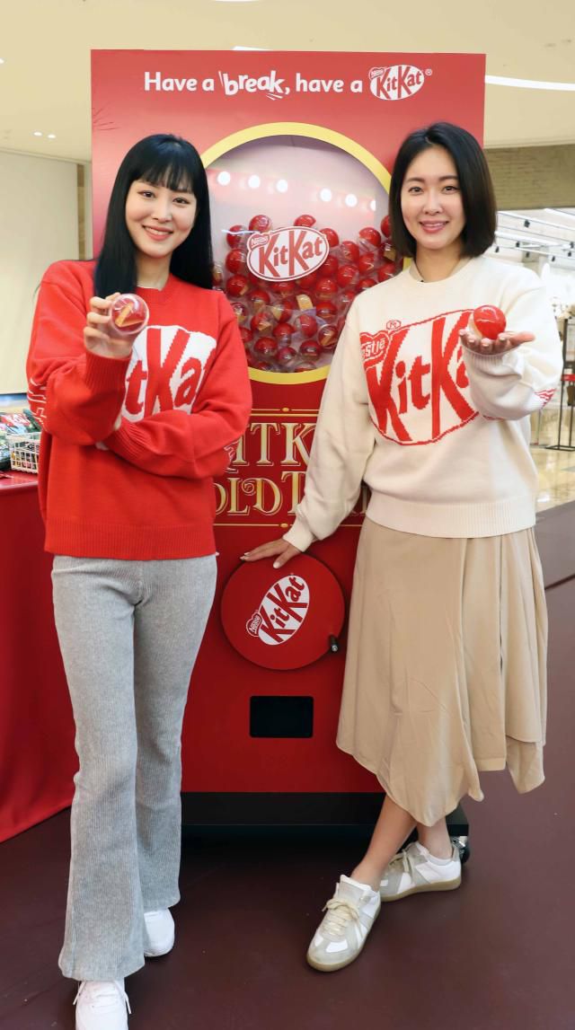 신세계백화점, 킷캣과 팝업스토어 진행     (서울=연합뉴스) 신세계백화점이 킷캣과 손잡고 오는 16일까지 연말 파티장으로 향하는 '킷캣 골드 트레인' 컨셉의 팝업스토어를 선보인다고 5일 밝혔다. 사진은 킷캣 골드 트레인 팝업스토어를 홍보하는 모습. 2023.11.5 [신세계백화점 제공. 재판매 및 DB 금지]     photo@yna.co.kr/2023-11-05 11:58:03/ <저작권자 ⓒ 1980-2023 ㈜연합뉴스. 무단 전재 재배포 금지.>[<저작권자 ⓒ 1980-2023 ㈜연합뉴스. 무단 전재 재배포 금지.>]