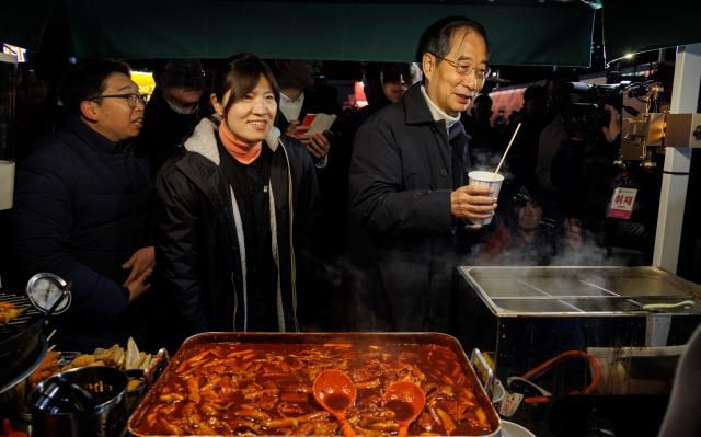 탈바꿈 한 경동시장 야시장 방문한 한덕수 국무총리     (서울=연합뉴스) 황광모 기자 = 한덕수 국무총리가 12일 오전 서울 동대문구 경동시장 신관 옥상에 새롭게 문을 연 '경동시장1960' 야시장을 찾아 푸드트럭에서 영업 중인 청년 창업자들에게 어묵을 구입하고 있다.     이 시장은 지난 1월 경동시장을 찾았던 한 총리에게 시장의 청년몰 대표들이 야시장 개장에 걸림돌이 되는 규제 개혁을 건의해 진행된 프로젝트로 10여개월 만에 문을 열고 이날 본격적으로 영업을 시작했다. 2023.11.12      hkmpooh@yna.co.kr/2023-11-12 10:08:31/ <저작권자 ⓒ 1980-2023 ㈜연합뉴스. 무단 전재 재배포 금지.>[<저작권자 ⓒ 1980-2023 ㈜연합뉴스. 무단 전재 재배포 금지.>]