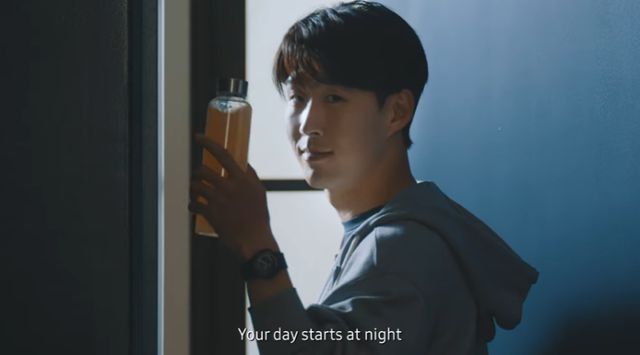 삼성전자는 지난달 20일 공식 유튜브 채널을 통해 ‘갤럭시 X 쏘니: 당신의 하루는 갤럭시워치와 함께 밤에 시작된다’는 제목의 4분30초짜리 광고 영상을 올렸다. 영상에 등장한 손흥민은 사과를 한 입 베어 먹고, 그 사과를 믹서기에 갈아 사과주스로 만들어 챙긴 뒤 집을 나선다. [사진=삼성 유튜브 캡처]