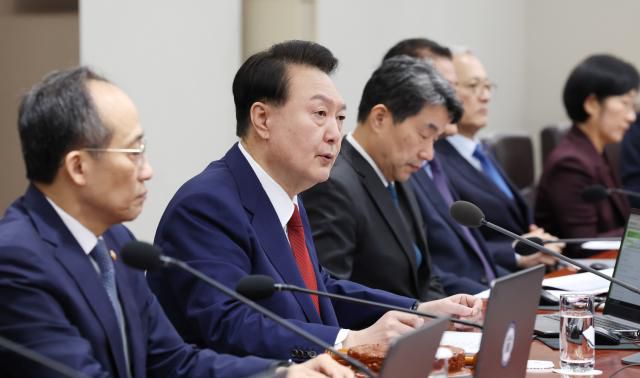 윤석열 대통령, 국무회의 발언     (서울=연합뉴스) 진성철 기자 = 윤석열 대통령이 14일 서울 용산 대통령실 청사에서 열린 국무회의에서 발언하고 있다.  2023.11.14  [대통령실통신사진기자단]     zjin@yna.co.kr/2023-11-14 10:11:56/ <저작권자 ⓒ 1980-2023 ㈜연합뉴스. 무단 전재 재배포 금지.>[<저작권자 ⓒ 1980-2023 ㈜연합뉴스. 무단 전재 재배포 금지.>]