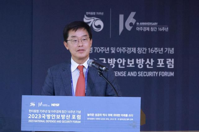 박철희 국립외교원 원장이 16일 국회 의원회관 제2소회의실에서 '세계평화와 역내 안정을 위한 한미일 포괄적 협력'이라는 주제로 강연을 하고 있다. [사진=유대길 기자 dbeorlf123@ajunews.com]