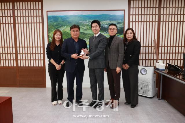 수서발 고속열차 SRT 차내지인 'SRT 매거진'이 국내 최고 여행지를 뽑는 '2023 어워드'에 영월군이 선정되어 기념촬영을 하고 있다.[사진=영월군]