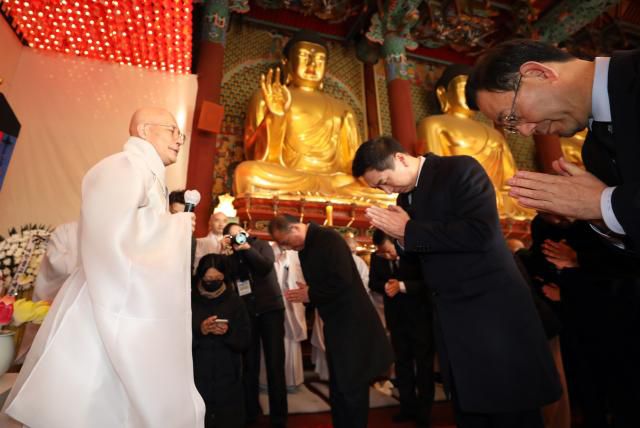 조계종 총무원장 진우 스님이 1일 오전 서울 종로구 조계사 대웅전에 마련된 자승스님 분향소에서 분향을 마친 국민의힘 김기현 대표, 윤재옥 원내대표 등 의원들에게 인사말을 하고 있다. 2023.12.1 [사진=연합뉴스]