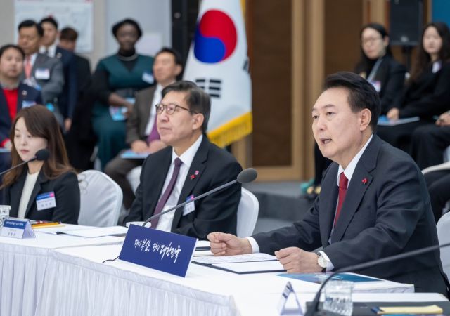 윤 대통령은  부산 동구 부산항국제전시컨벤션센터에서 엑스포 유치를 위해 노력해 준 시민대표, 부산 지역 국회의원, 기업인 및 정부·지자체 관계자 등 100여 명을 초청해 격려 간담회를 가졌다.[사진=부산시]