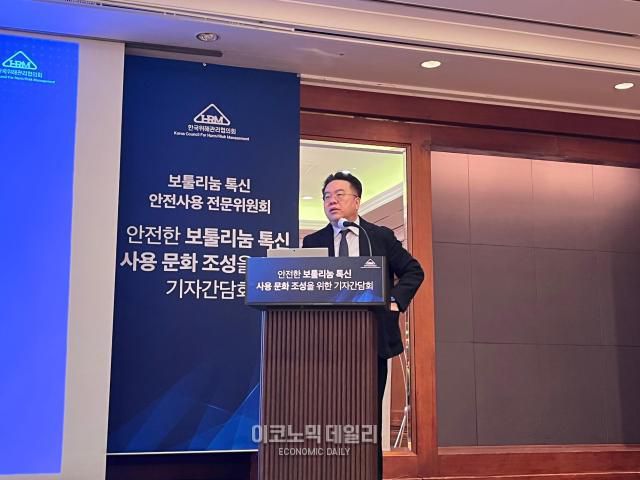 세번째 발제자인 엄중식 가천대학교길병원 감염내과 교수가 제언하고 있다[사진=안서희기자]