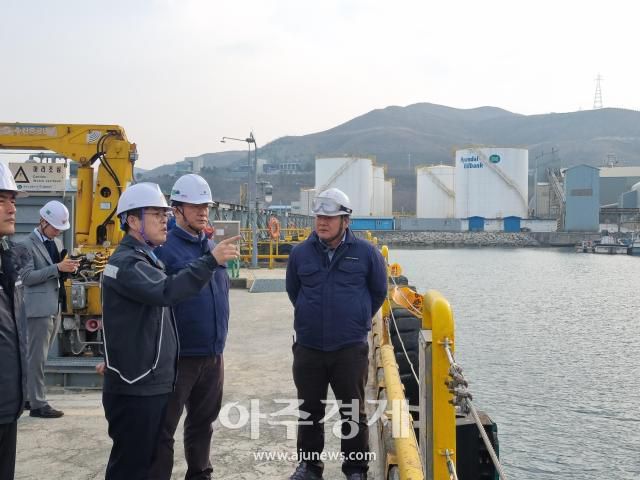 관계자들이 6일 관내 기름저장시설인 HD현대오일뱅크㈜옥계저유소를 방문해 동절기 해양오염사고예방을 위한 현장점검을 실시하고 있다.[사진=동해해양경찰서]