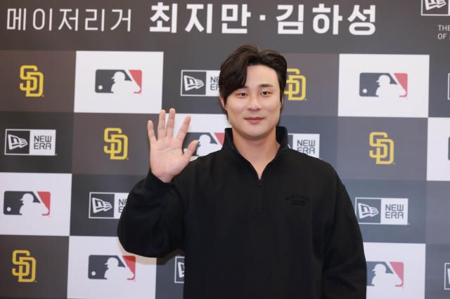 메이저리그 야구선수 김하성(샌디에이고 파드리스)이 18일 오후 부천시 현대백화점 중동점에서 열린 '뉴에라, 브랜드 앰버서더 메이저리거 김하성·최지만 팬사인회' 행사에 참석해 포즈를 취하고 있다. 2023.11.18[사진=유대길 기자 dbeorlf123@ajunews.com]