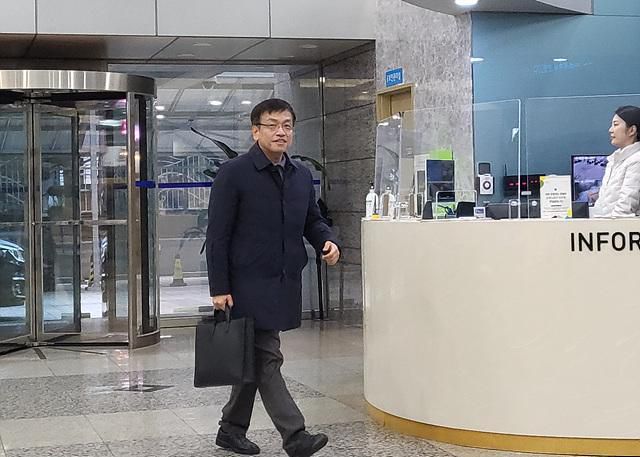 최상목 경제부총리 겸 기획재정부장관 후보자가 6일 오전 서울 중구 예금보험공사에 마련된 인사청문회 준비 사무실로 들어가고 있다. [사진=장선아 수습기자]