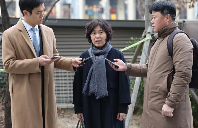 강정애  국가보훈부 장관 후보자가 5일 오전 서울 용산구 인사청문회 준비 사무실로 출근하며 취재진의 질문에 답하고 있다. [사진=연합뉴스]