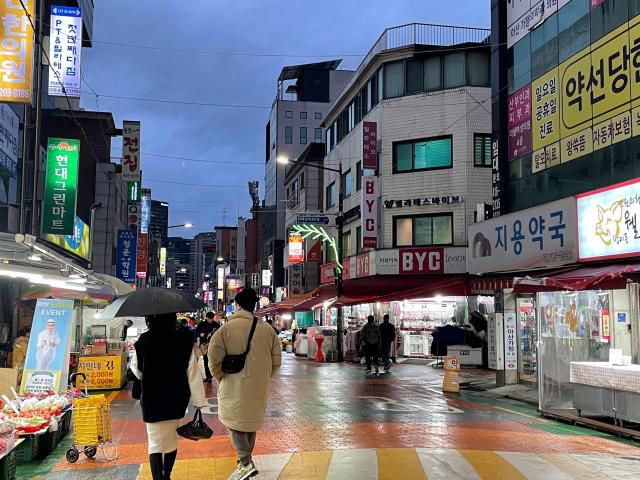 12일 기자가 찾은 서울 송파구 방이동 방이시장 일대에 사람들이 지나다니고 있다. [사진=송윤서 기자]