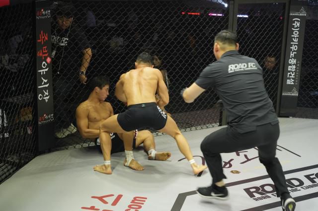 박재성이 힘 없이 양지용의 주먹을 맞고 있다. [사진=ROAD FC]