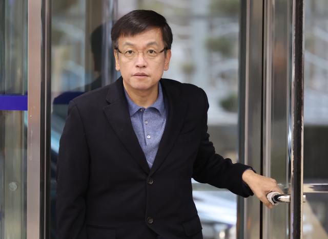 최상목 경제부총리 및 기획재정부 장관 후보자가 12월 11일 오전 서울 중구 인사청문회 준비 사무실로 출근하고 있다.[사진=연합뉴스]