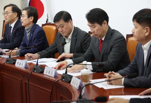 국민의힘 뉴시티프로젝트특위 5차회의     (서울=연합뉴스) 신준희 기자 = 11일 국회에서 국민의힘 뉴시티프로젝트특위 5차 회의가 열리고 있다. 2023.12.11     hama@yna.co.kr/2023-12-11 15:37:42/ <저작권자 ⓒ 1980-2023 ㈜연합뉴스. 무단 전재 재배포 금지.>[<저작권자 ⓒ 1980-2023 ㈜연합뉴스. 무단 전재 재배포 금지.>]