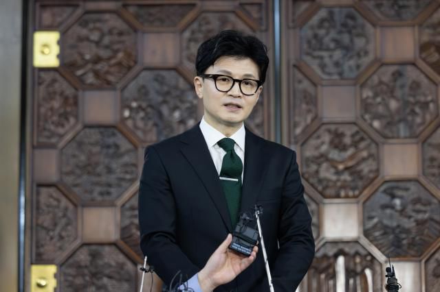 한동훈 법무부 장관이 6일 오후 서울 여의도 국회 예결위회의장에서 열린 국민의힘 정책의원총회를 마치고 취재진의 질문에 답하고 있다. 2023.12.06[사진=유대길 기자 dbeorlf123@ajunews.com]