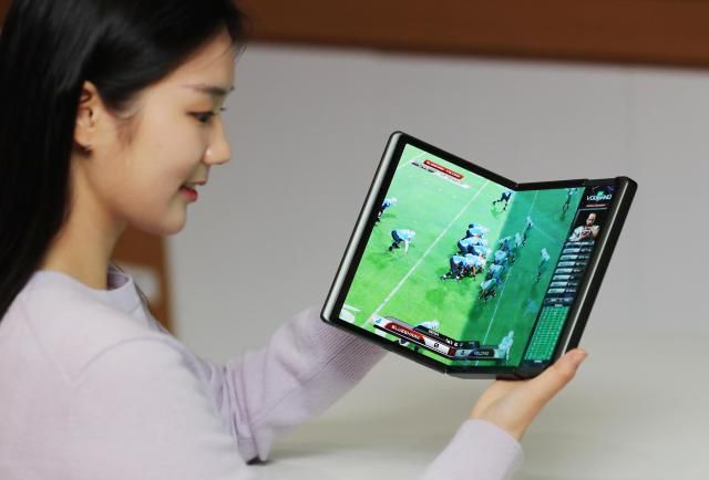 삼성디스플레이는 'CES 2024'에서 슬라이더블과 폴더블을 결합한 신제품 '플렉스 노트 익스텐더블'을 선보인다.
