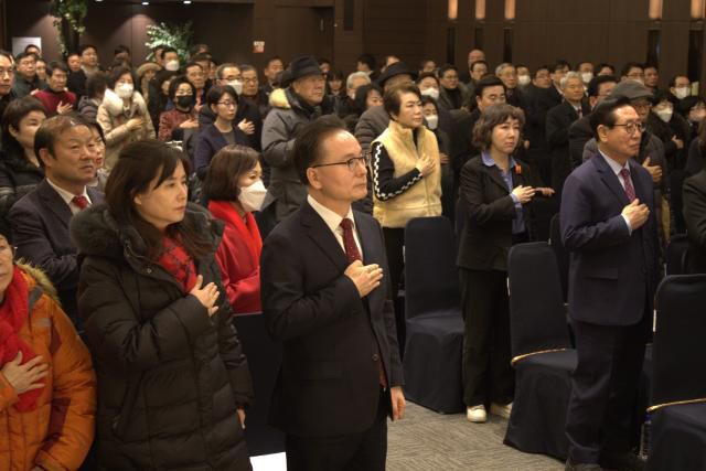 하종대 전 한국정책방송원(KTV) 원장의 '자유와 연대' 출판기념회가 9일 오후 7시 서울 영등포구 공군호텔 1층 컨벤션홀에서 열리고 있다. 빨간 넥타이를 멘 하 전 원장이 국민의례를 하고 있다. [사진=하종대 원장]