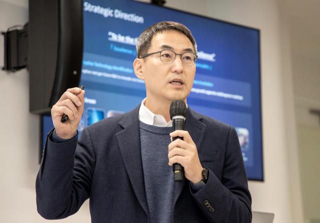 지난 18일(현지시간) 미국 캘리포니아주 실리콘밸리 마운틴뷰에 있는 '삼성리서치 아메리카(Samsung Reserch America·SRA)'에서 노원일 SRA 연구소장(부사장)이 SRA 현황을 설명한 모습 [사진=삼성전자]