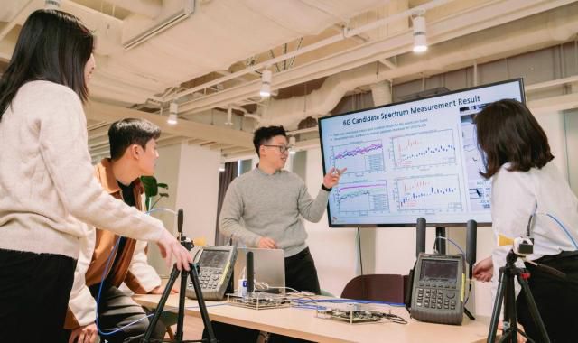 SK텔레콤과 경북대학교 연구진이 6G 후보 주파수 대역의 경로 손실, 건물 매질 투과 특성, 인체 차단 손실 등 전파특성을 종합적으로 실측하는 모습. [사진=SK텔레콤]